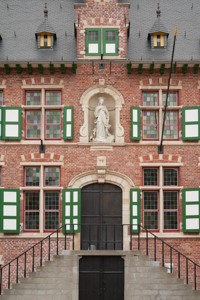 2 stadhuis Eeklo exterieur